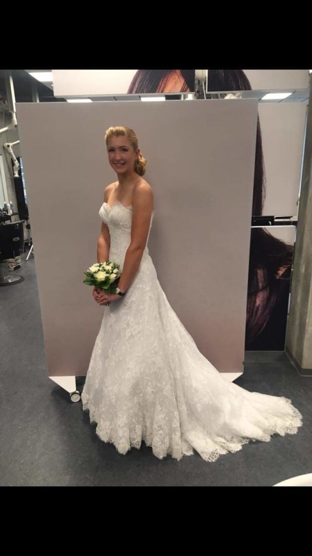 Smuk ubrugt blonde kjole