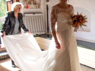 Smuk fransk brudekjole med blonde-overdel