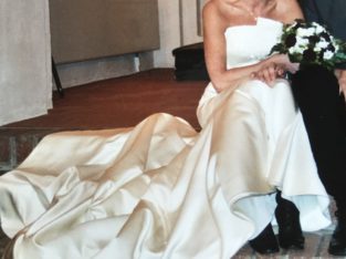 Brudekjole med slæb og indbygget corsage I satin m