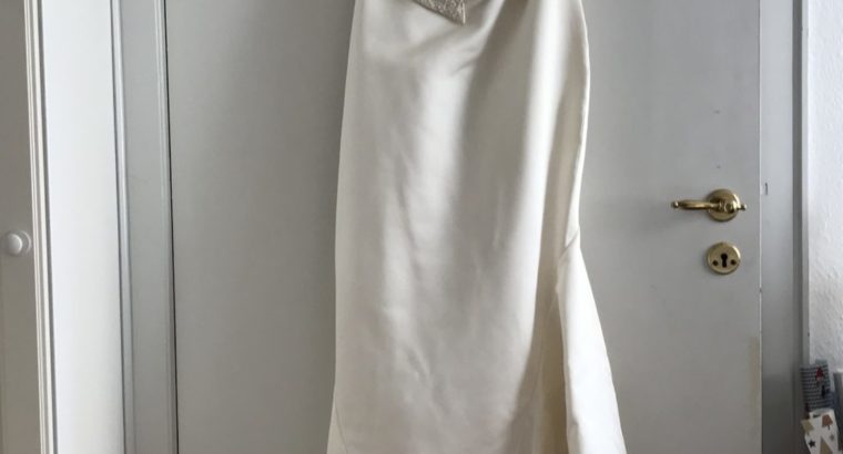 Brudekjole med slæb og indbygget corsage I satin m