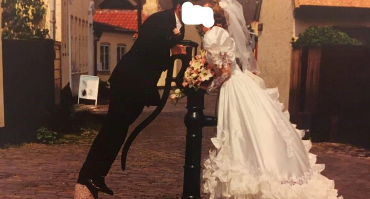 kjolen er råhvid/knækket hvid m palietter