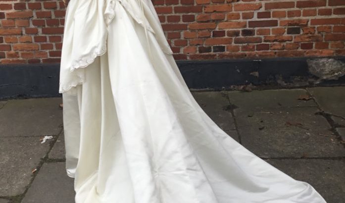 Brudekjole med langt slæb i silke