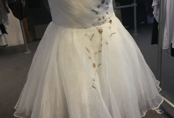 Kort brudekjole i silke