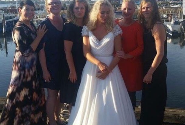 Smuk og nyrenset brudekjole sælges